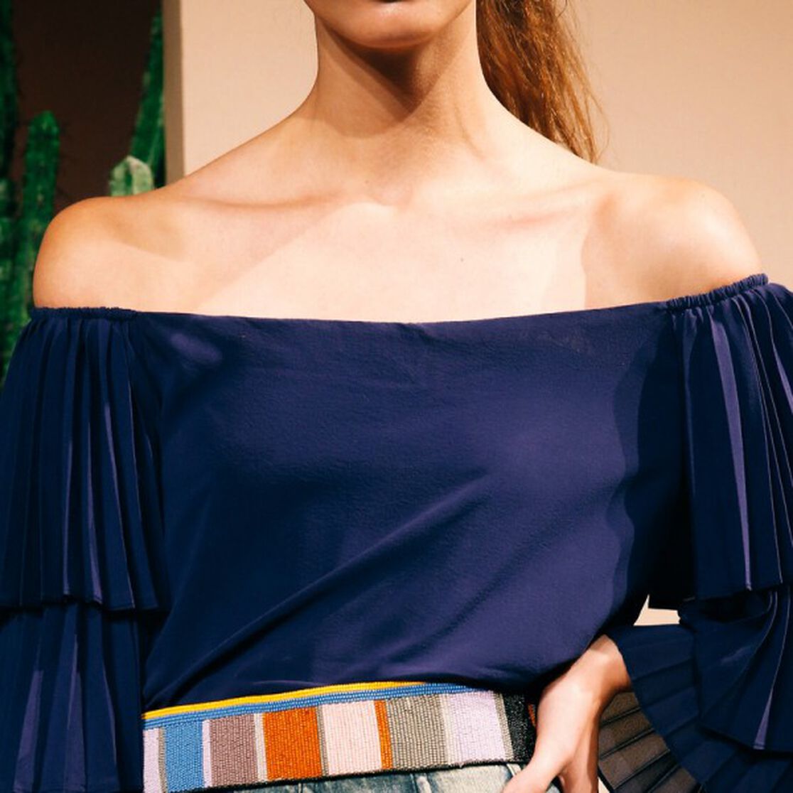 Beauty Hack: Highlight Your Collarbones